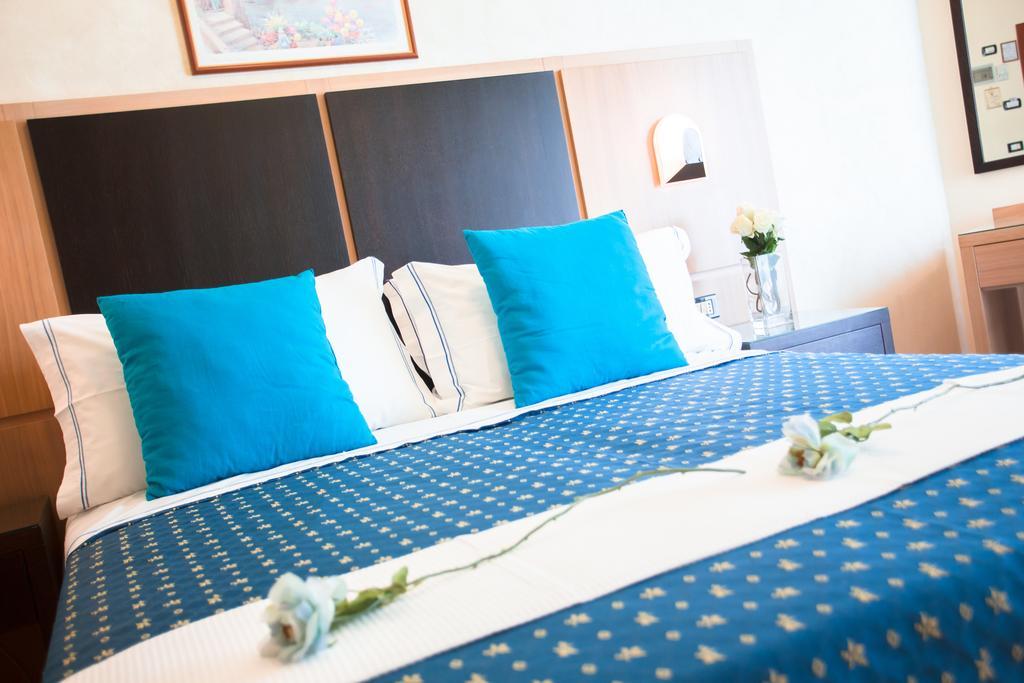 Hotel Verona Cesenatico Habitación foto